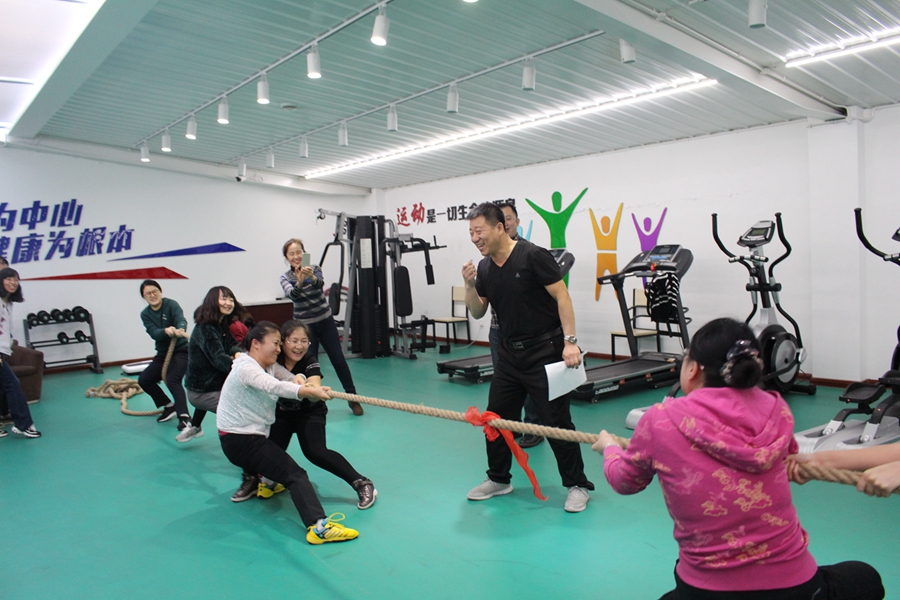 市检察院积极组织女干警们在五楼司法警察体能训练中心举办"拔河","托